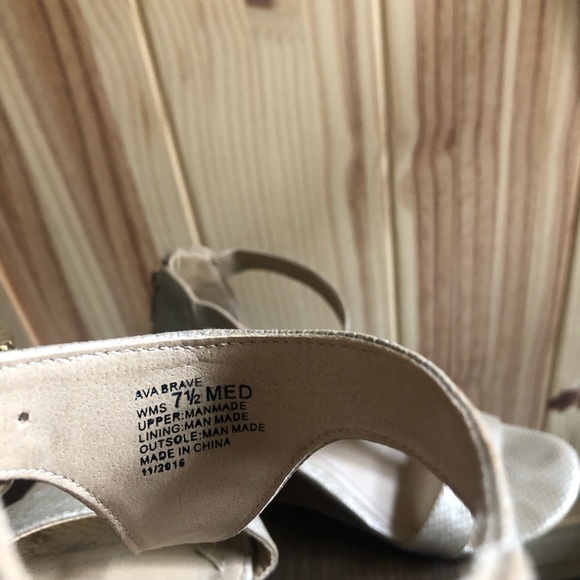 Kenneth Cole-Gold Wedge Sandel - Picture 6 of 7